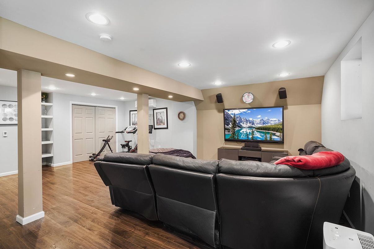 Fitness Equipment, Interior, Living room, Recessed Lighting, Wood Texture Flooring