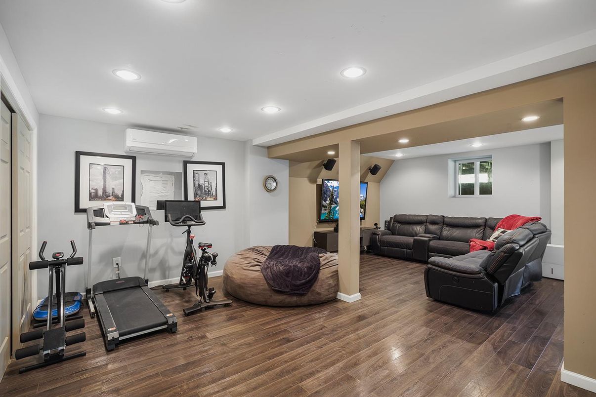 Fitness Equipment, Interior, Living room, Recessed Lighting, Wood Texture Flooring