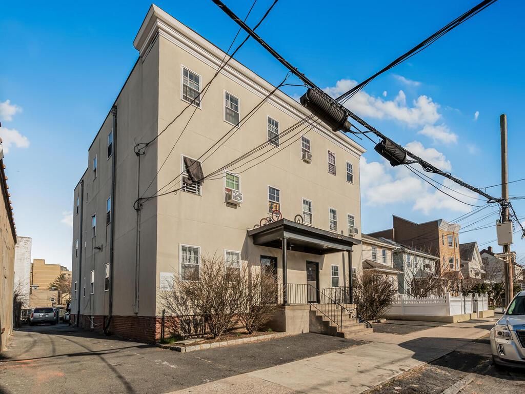Exterior, Facade, Rowhouse