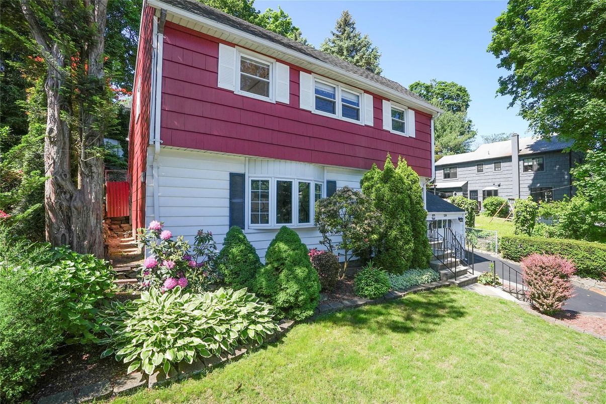 Exterior, Facade, Raised Ranch