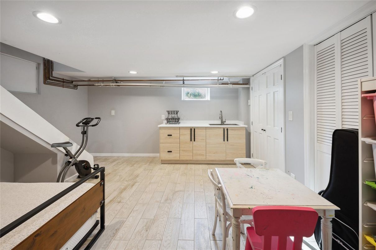Fitness Equipment, Interior, Recessed Lighting, Wood Texture Flooring