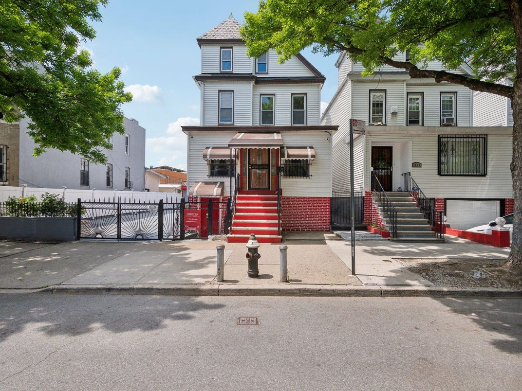 Exterior, Facade, Queen Anne Victorian