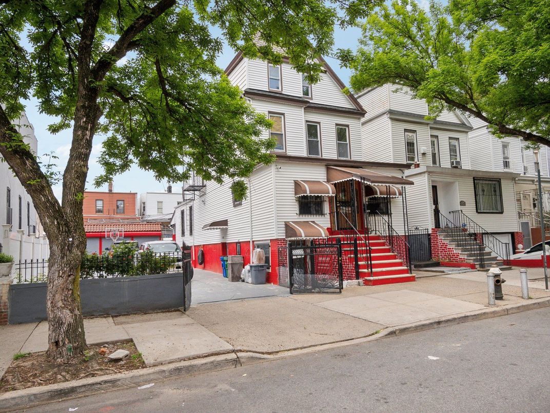 Exterior, Facade, Queen Anne Victorian