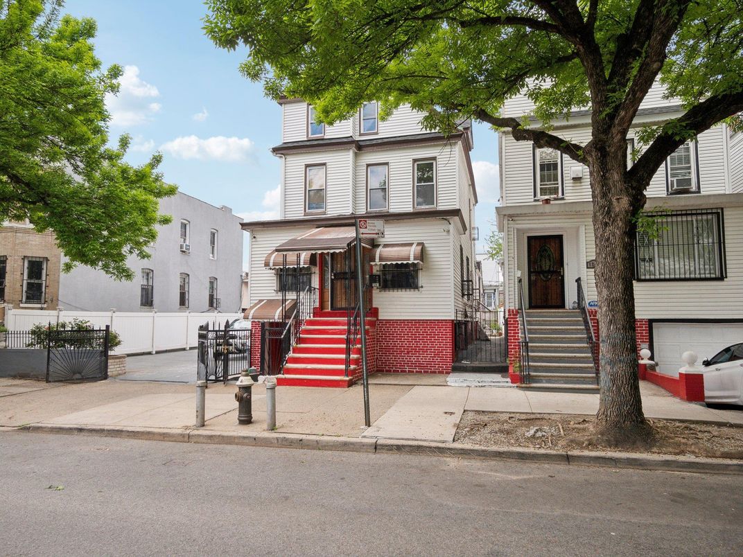 Exterior, Facade, Rowhouse