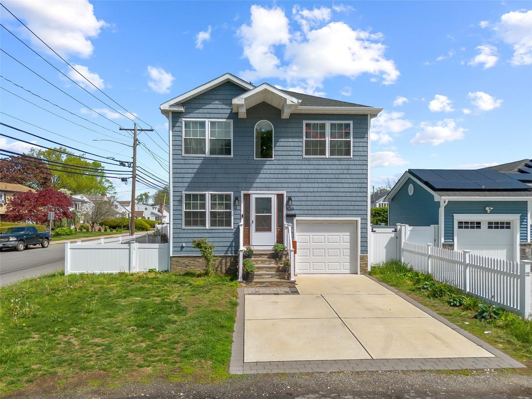 Attached, Exterior, Facade, Solar Panels, American Foursquare