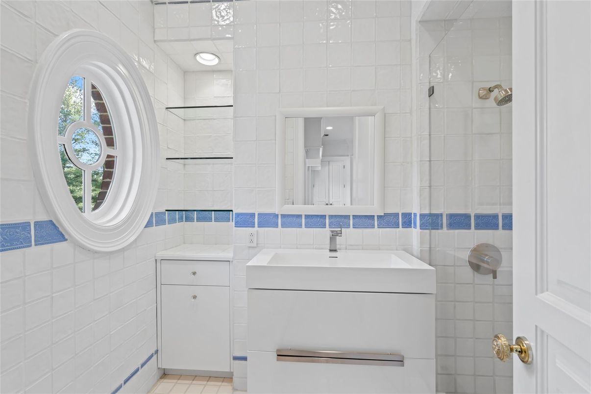 Bathroom, Interior, Recessed Lighting