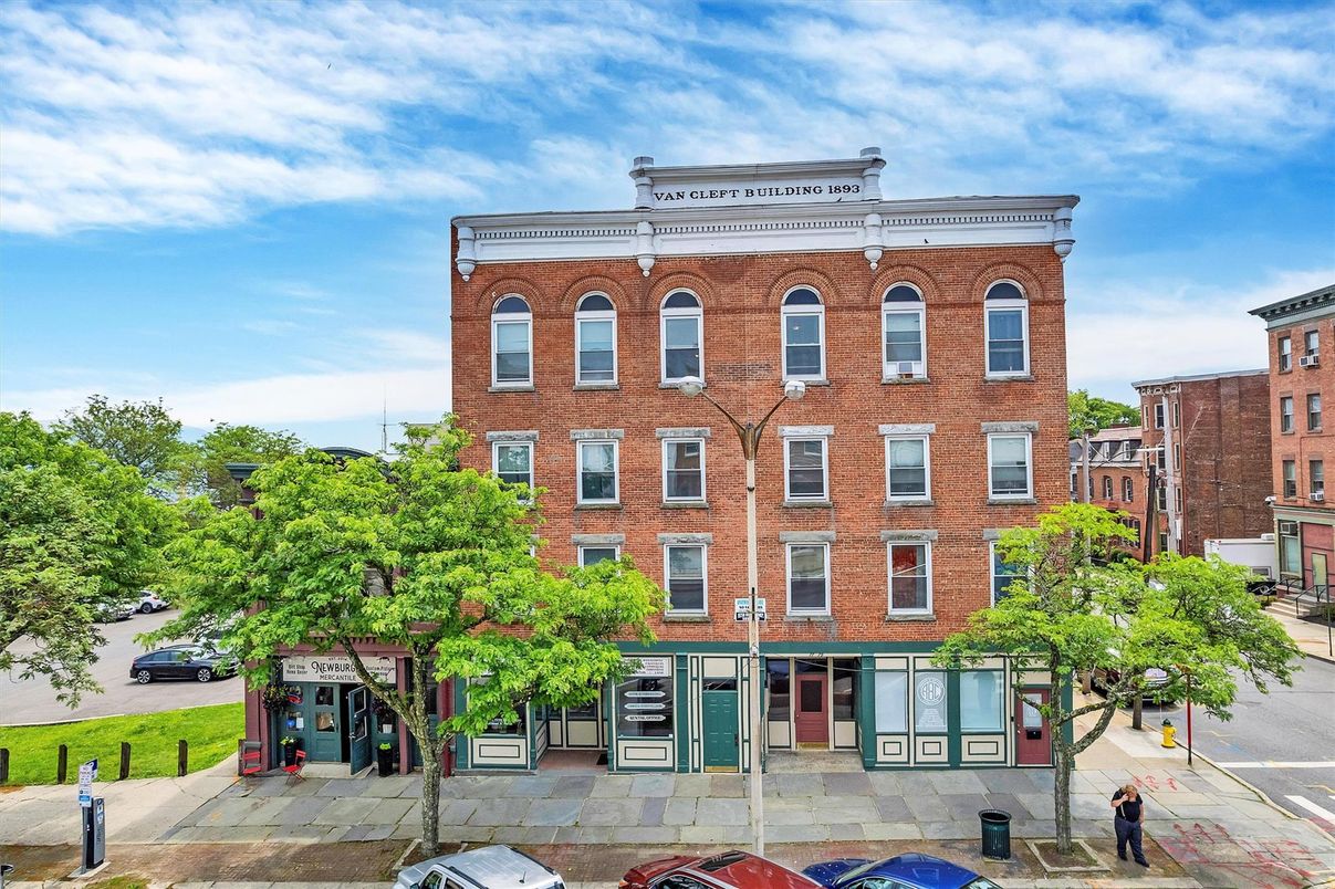 Exterior, Facade, Brick Facade, Rowhouse
