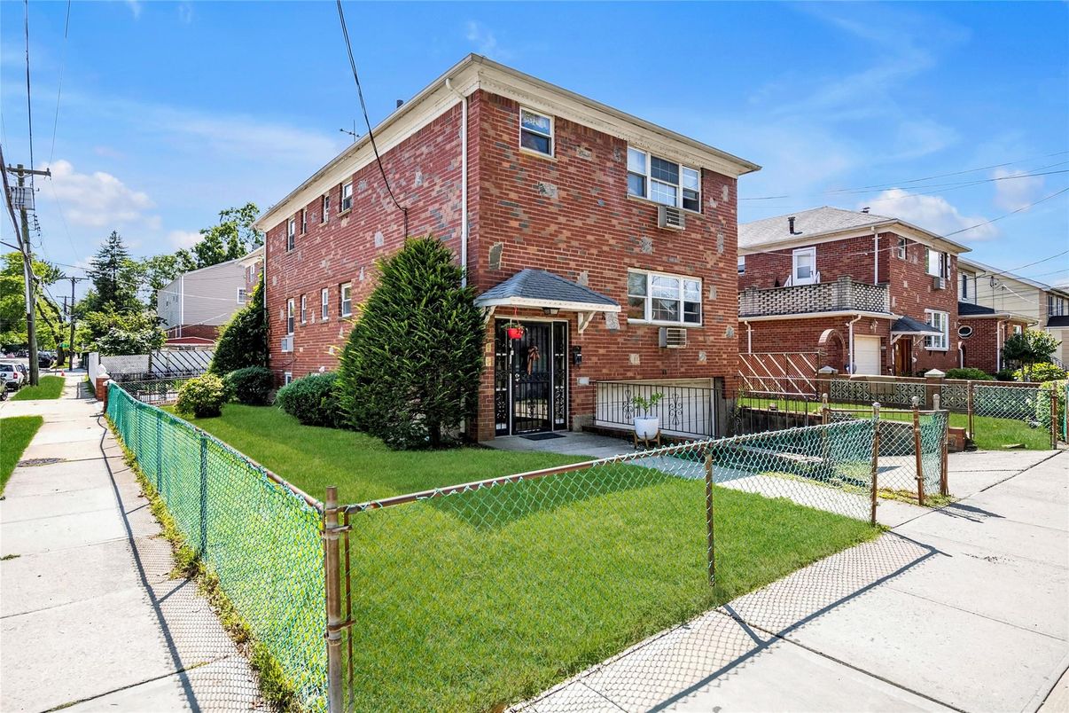 Exterior, Facade, Brick Facade, Rowhouse