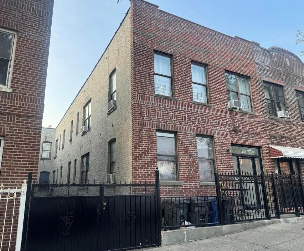 Exterior, Facade, Brick Facade, Rowhouse