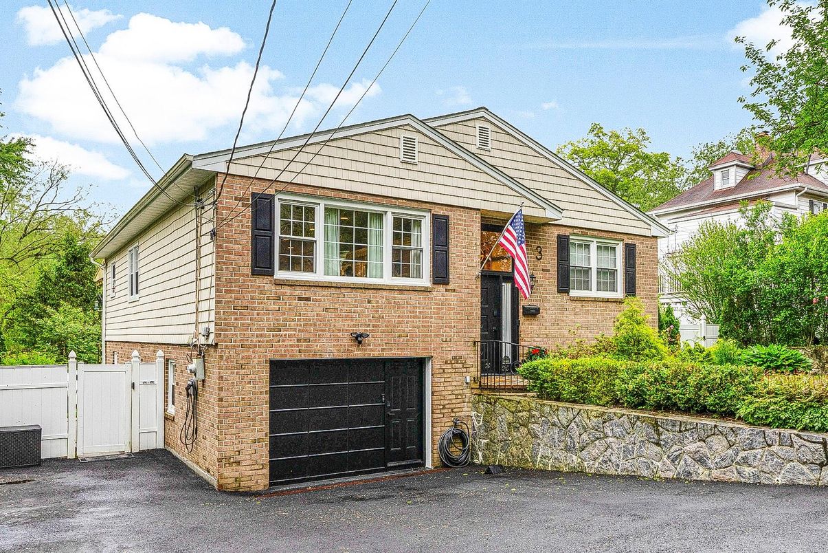 Attached, Exterior, Facade, Brick Facade, Raised Ranch