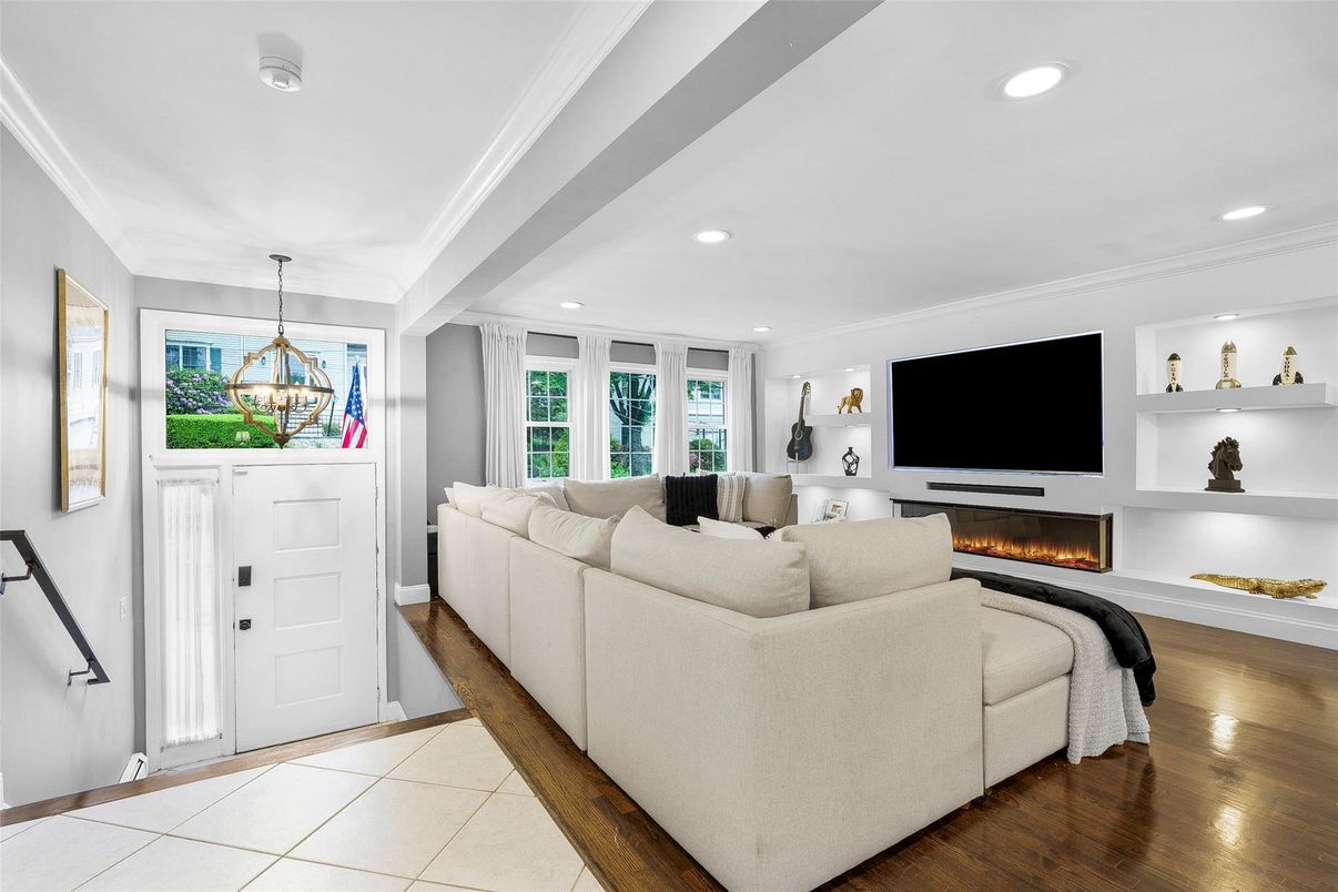 Fireplace, Interior, Living room, Pendant Lights, Recessed Lighting, Wood Texture Flooring