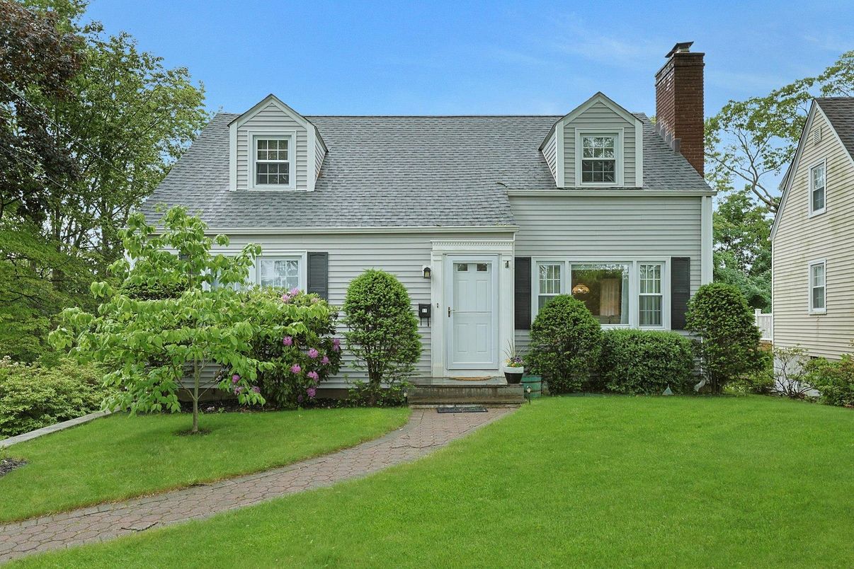 Exterior, Facade, Cape Cod