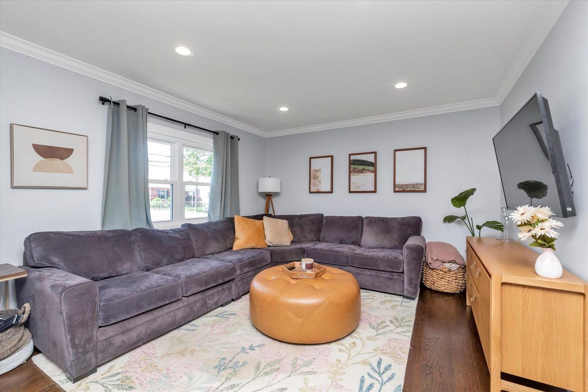 Interior, Living room, Recessed Lighting, Wood Texture Flooring