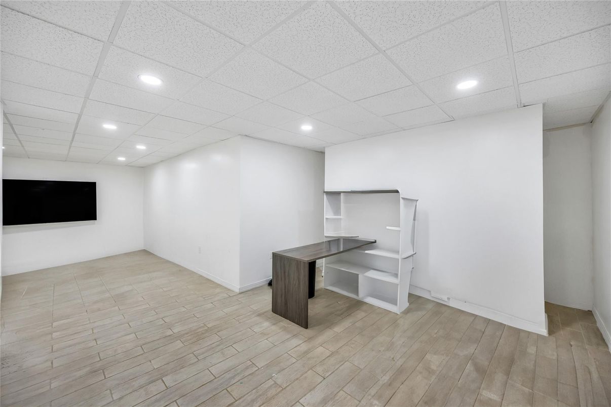 Empty room, Interior, Recessed Lighting, Wood Texture Flooring