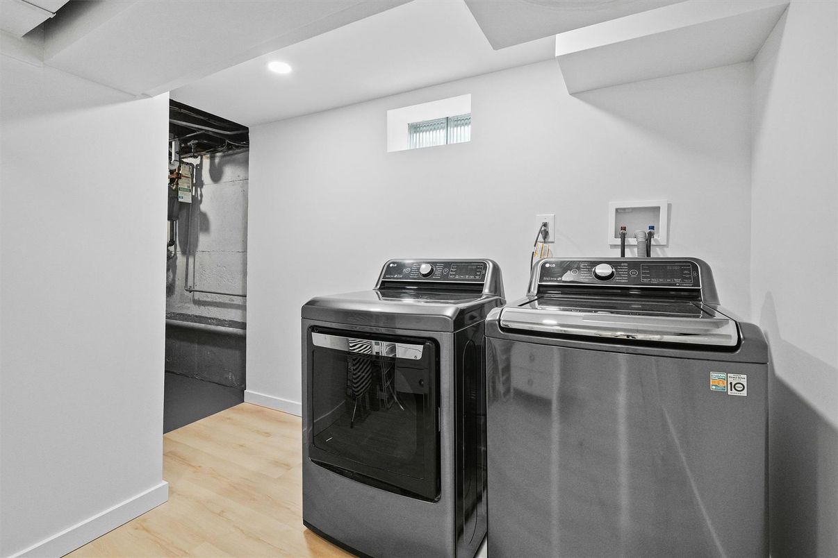 Interior, Recessed Lighting, Washer, Wood Texture Flooring