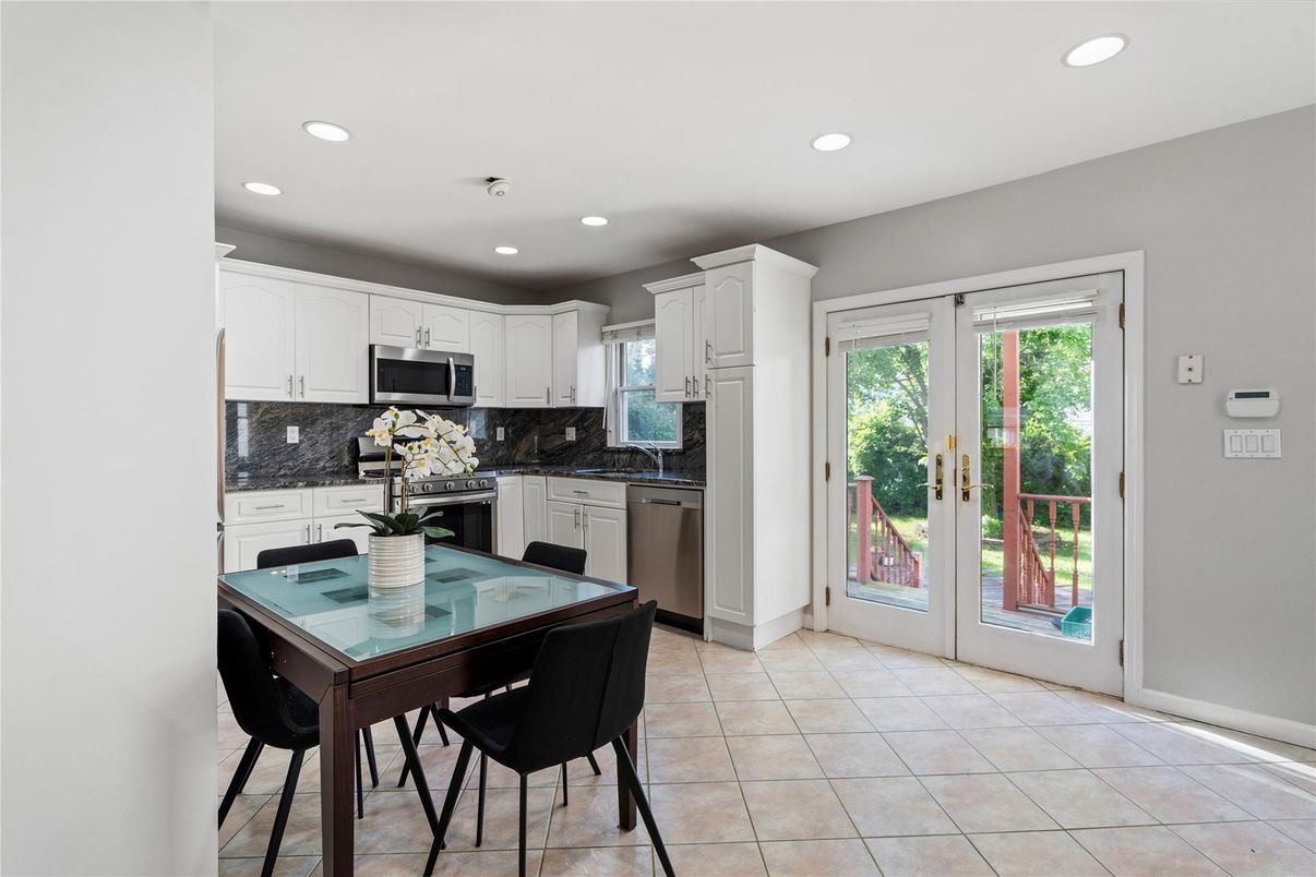 Dining room, Interior, Kitchen, Recessed Lighting, Stainless Steel Appliances