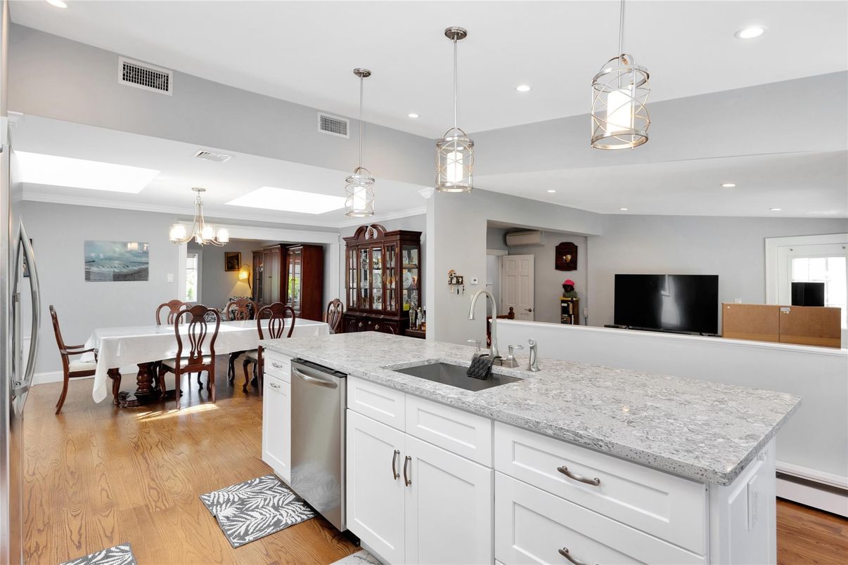 Chandelier, Dining room, Interior, Kitchen, Pendant Lights, Recessed Lighting, Wood Texture Flooring