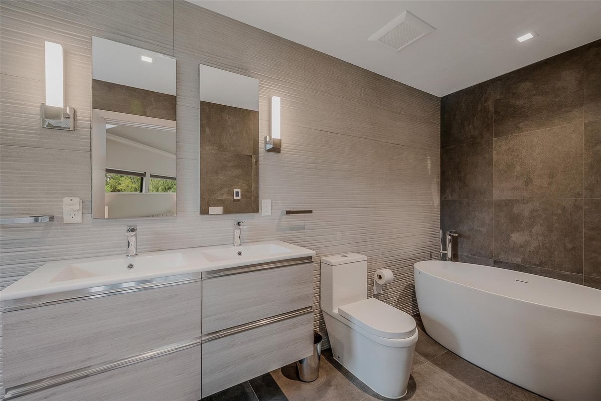 Bathroom, Dual Sink Vanities, Free Standing Baths, Interior, Recessed Lighting