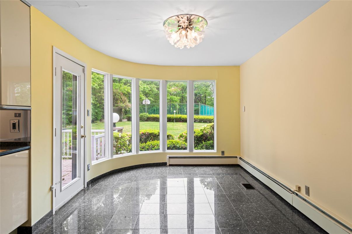 Chandelier, Empty room, Interior, Sun Room