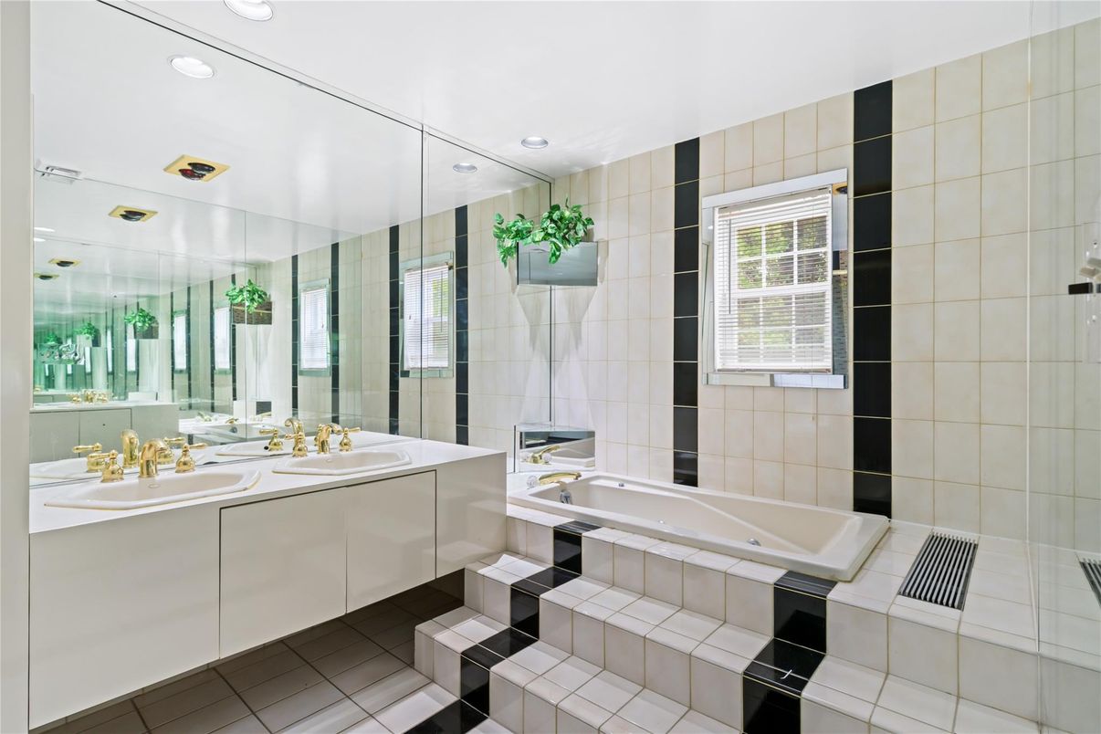 Bathroom, Dual Sink Vanities, Interior, Recessed Lighting