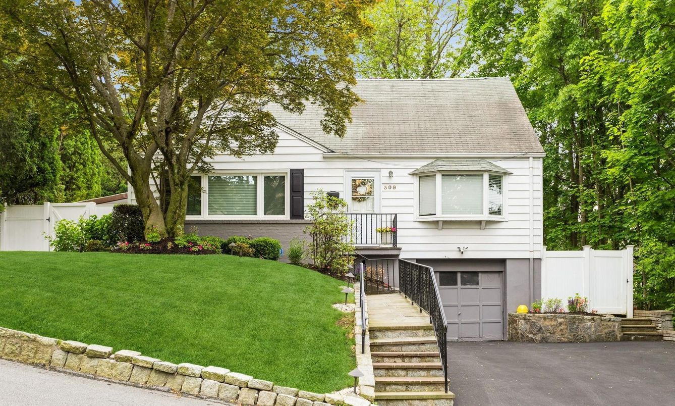 Attached, Exterior, Facade, Cape Cod