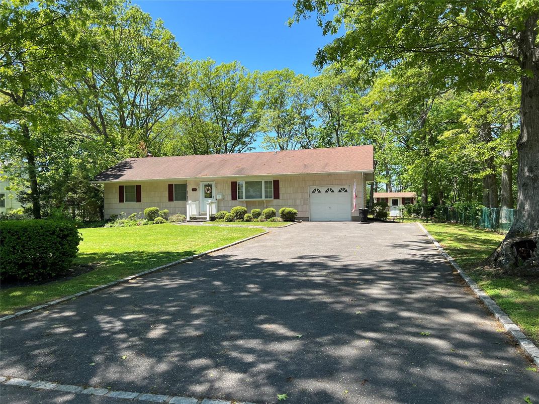Attached, Exterior, Facade, Ranch