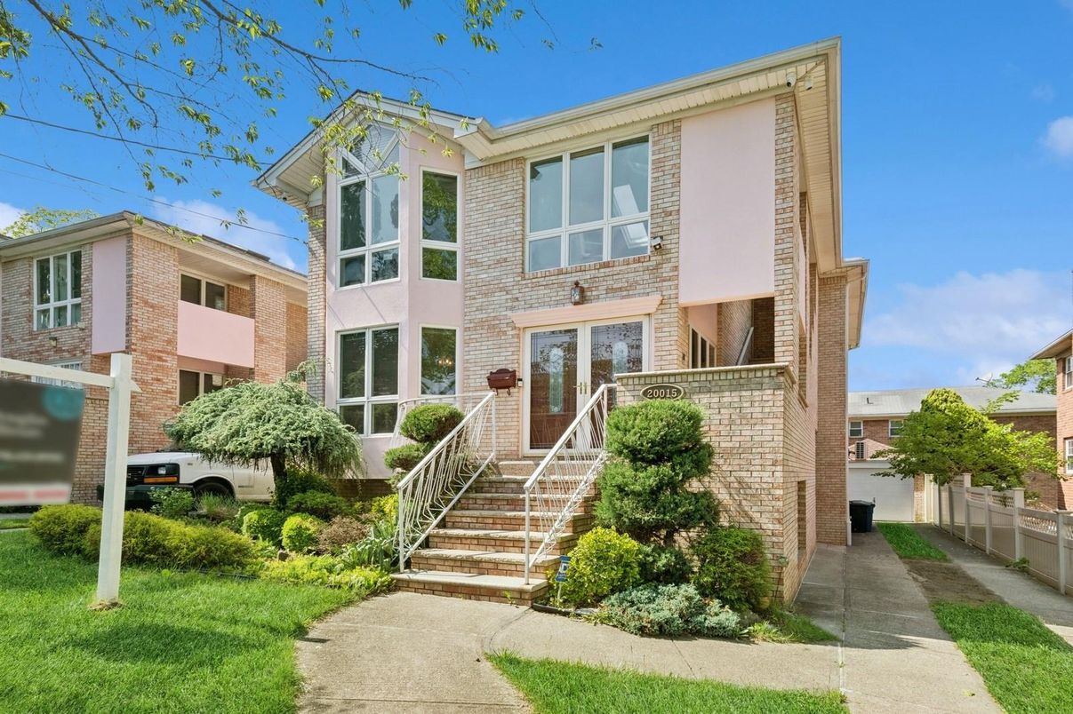 Exterior, Facade, Brick Facade, Rowhouse
