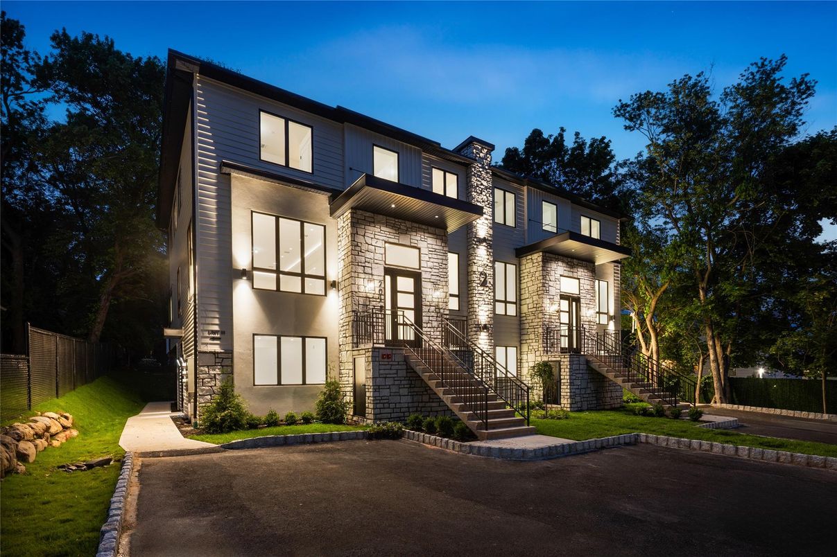 Exterior, Facade, Modern