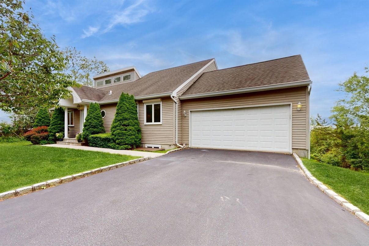 Attached, Exterior, Facade, Cape Cod