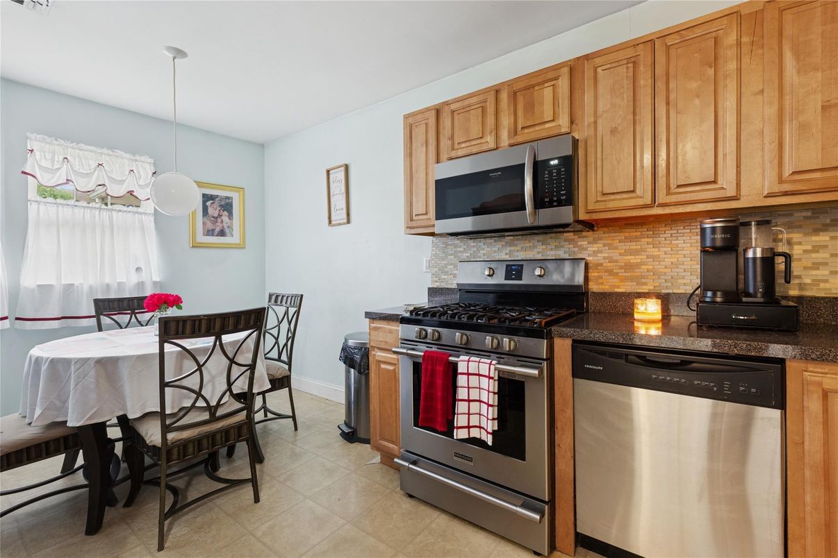 Dining room, Interior, Kitchen, Pendant Lights, Stainless Steel Appliances