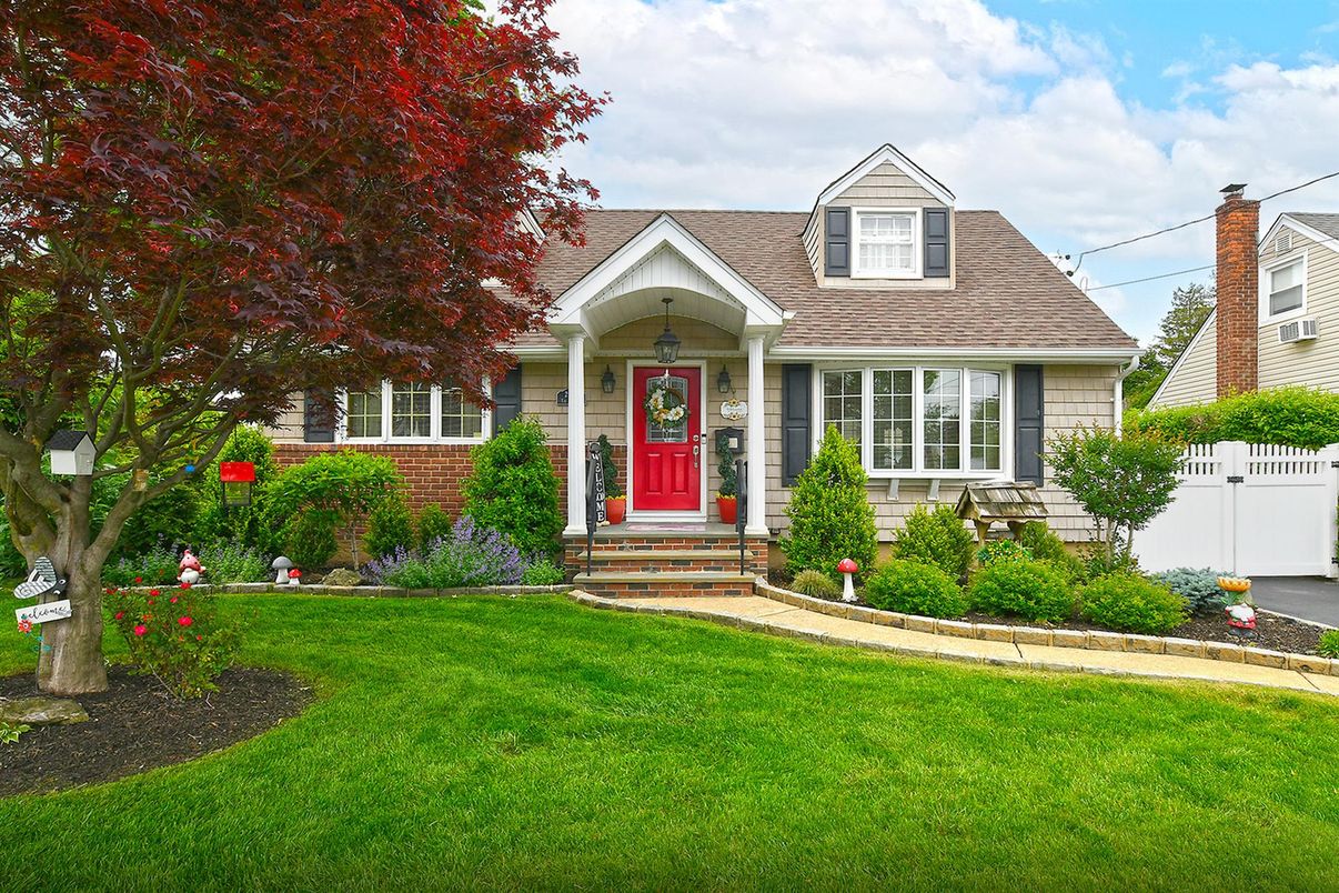 Exterior, Facade, Cape Cod