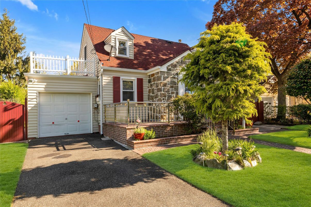 Attached, Exterior, Facade, Cape Cod
