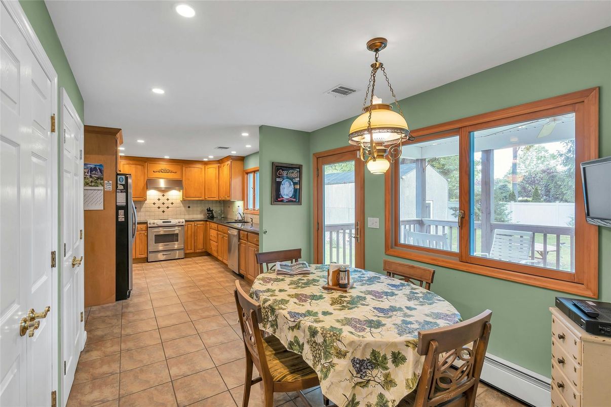 Dining room, Interior, Kitchen, Pendant Lights, Recessed Lighting, Stainless Steel Appliances