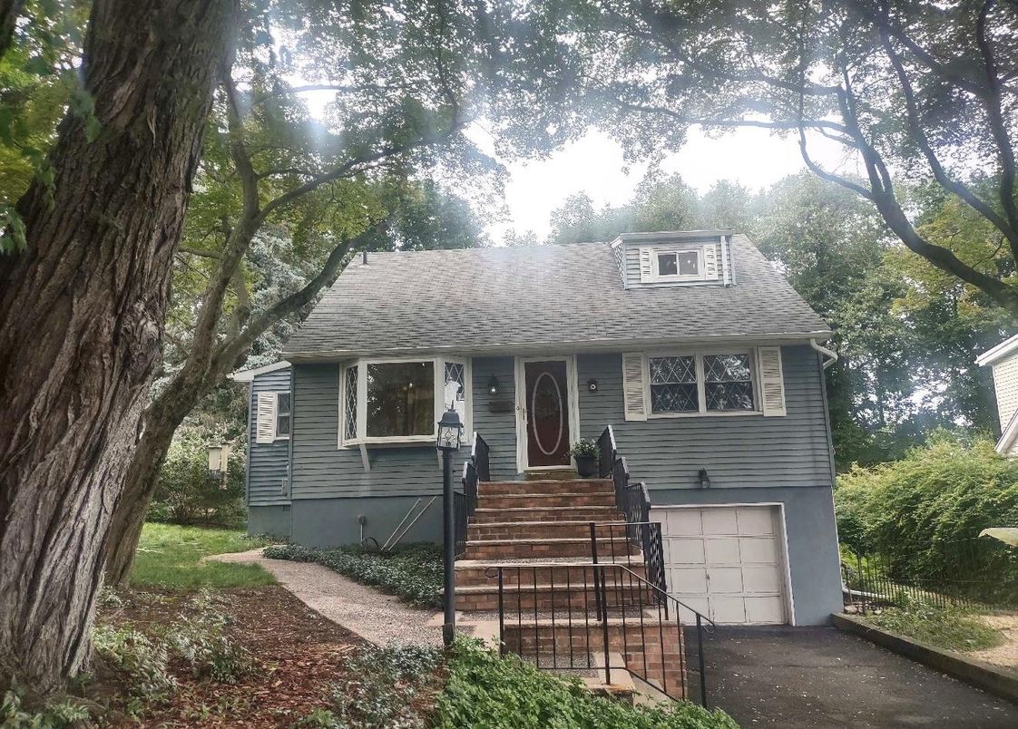 Attached, Exterior, Facade, Cape Cod