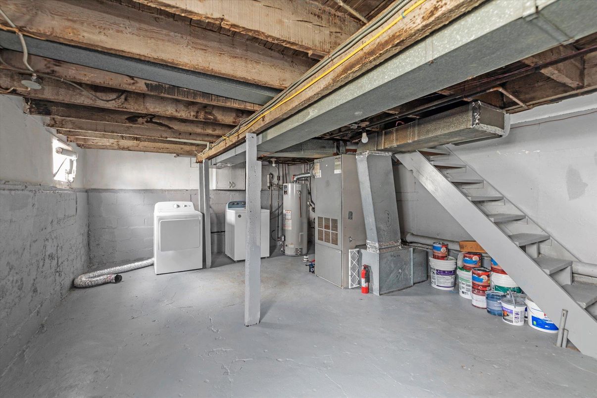 Interior, Washer, Wooden Beams