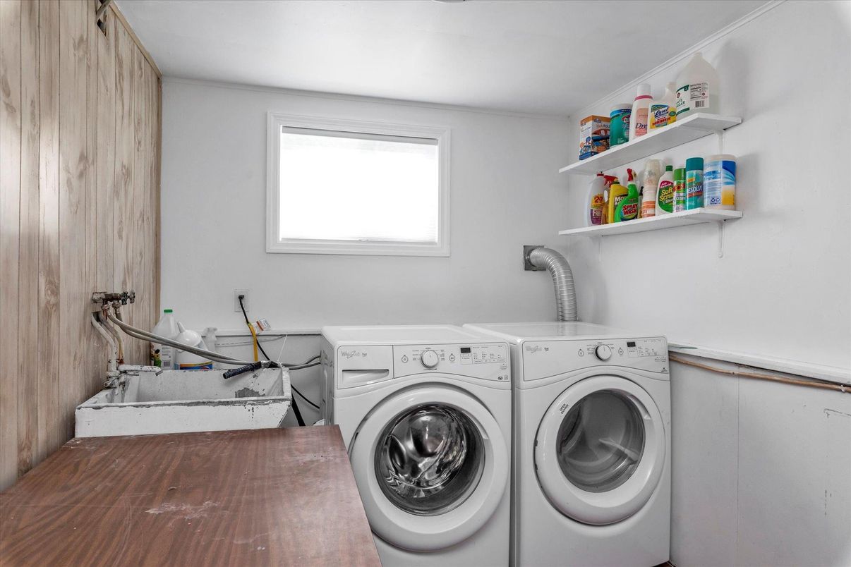 Interior, Washer, Wood Texture Flooring
