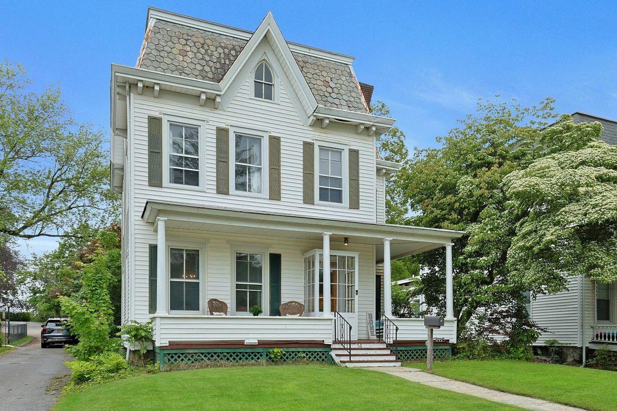 Exterior, Facade, Queen Anne Victorian