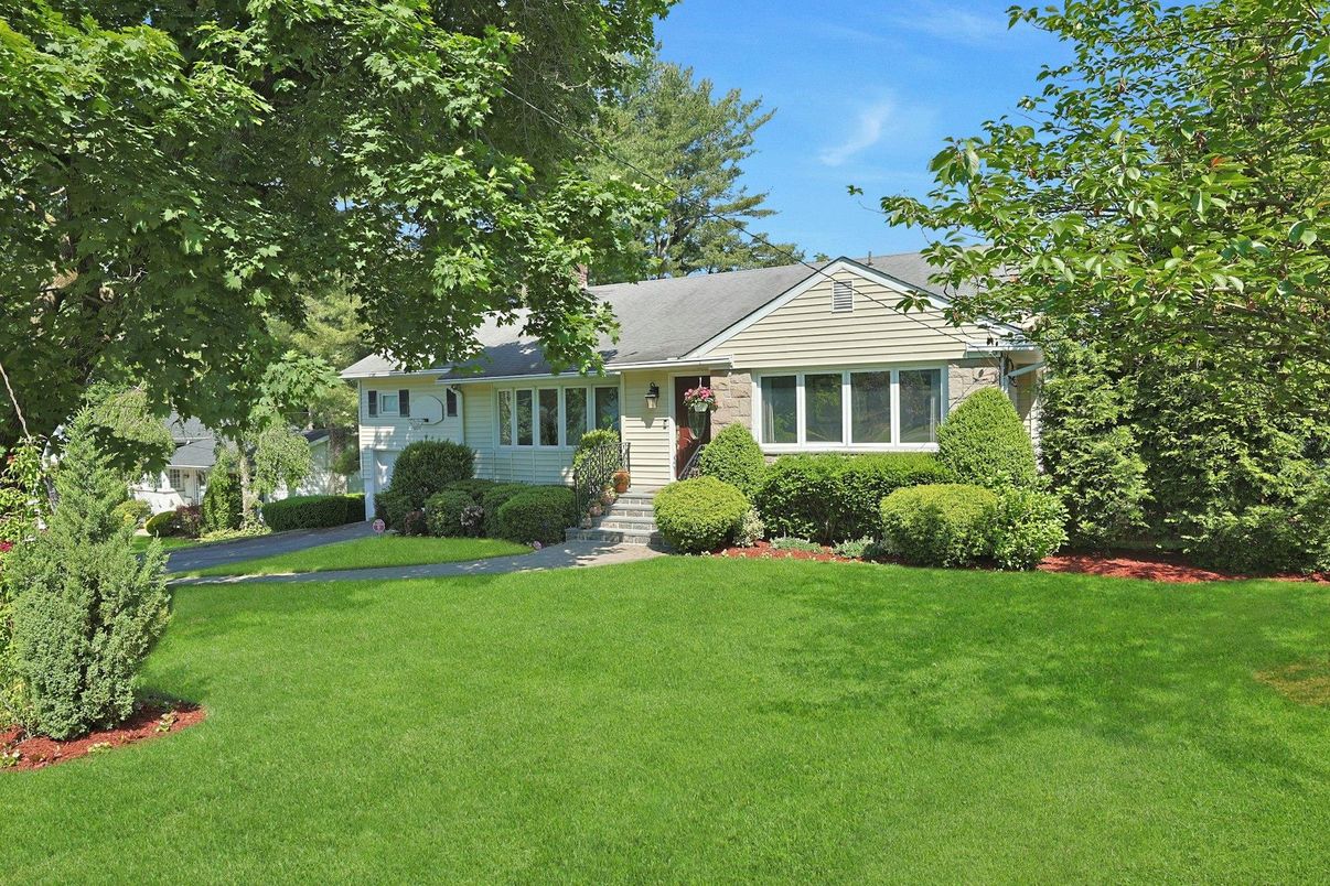 Exterior, Facade, Ranch