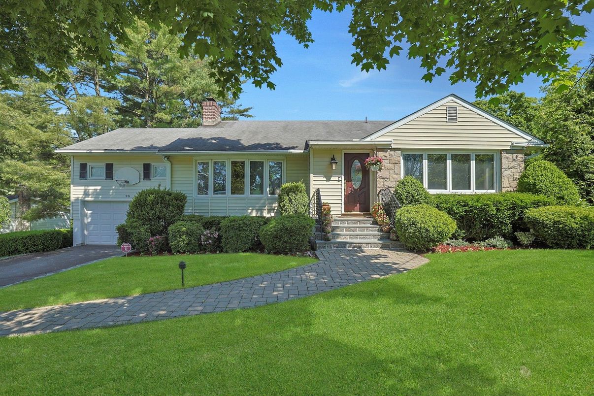 Attached, Exterior, Facade, Cape Cod