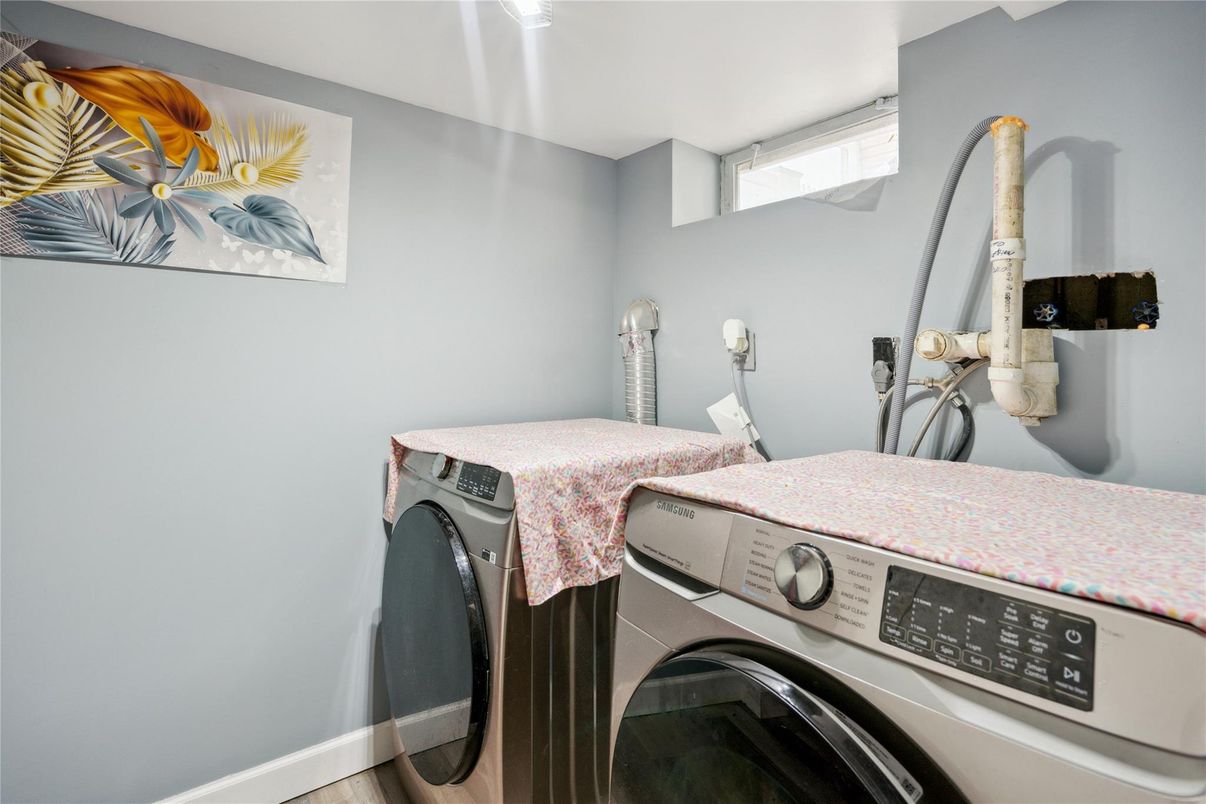Interior, Washer, Wood Texture Flooring
