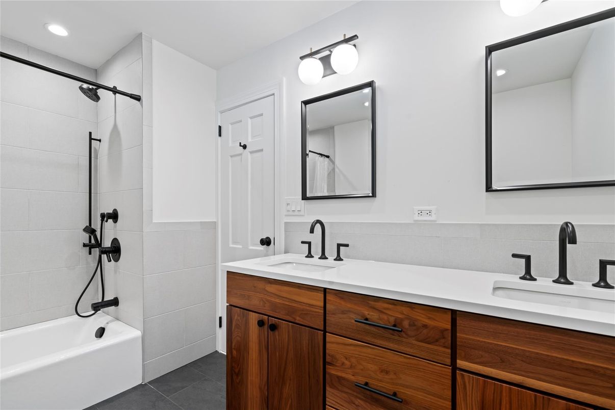 Bathroom, Dual Sink Vanities, Interior, Recessed Lighting