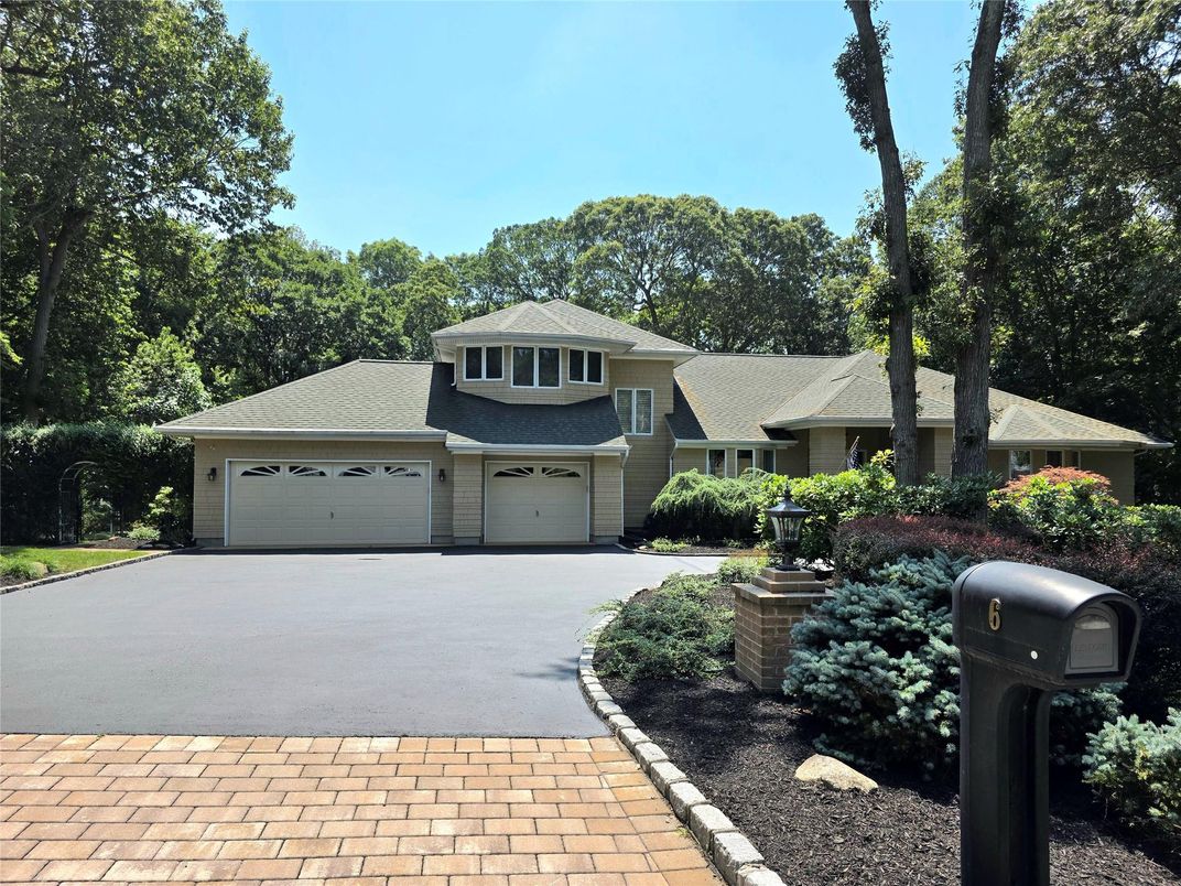 Attached, Exterior, Facade, Ranch