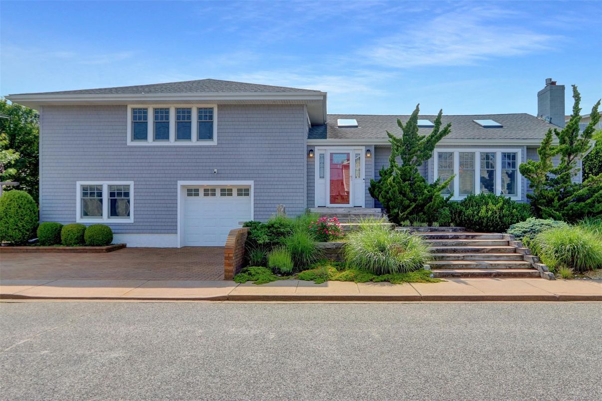 Attached, Exterior, Facade, Split Level