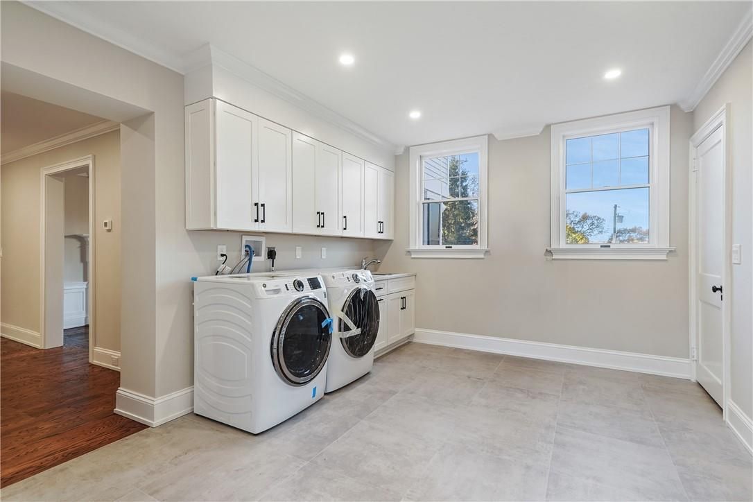 Interior, Recessed Lighting, Washer, Wood Texture Flooring