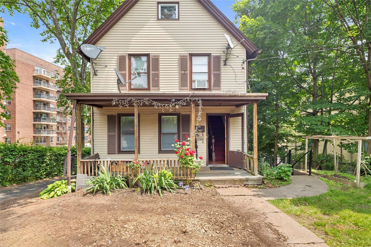 Exterior, Facade, Queen Anne Victorian