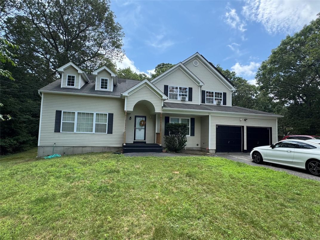 Attached, Exterior, Facade, Farmhouse