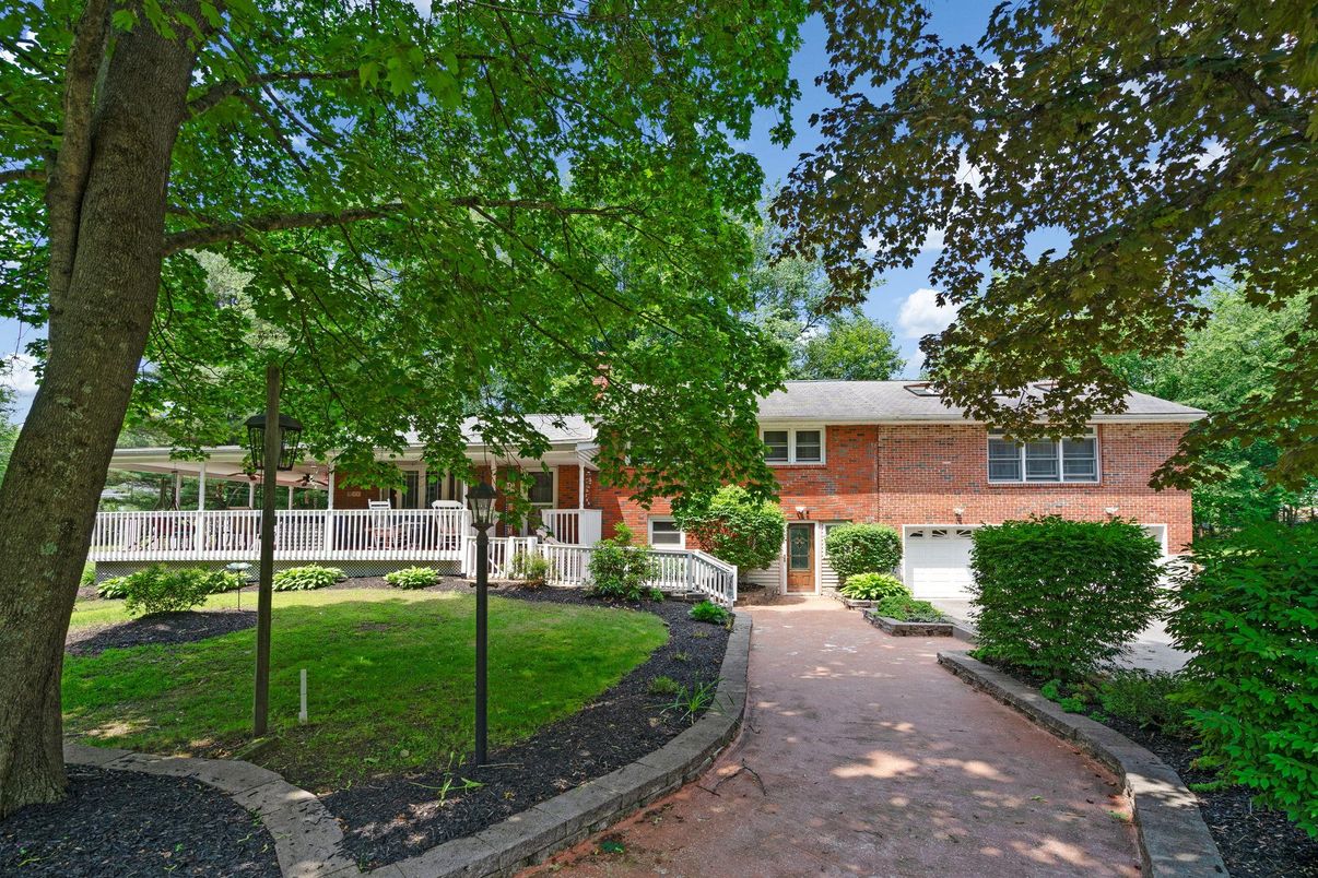 Exterior, Facade, Brick Facade, Split Level