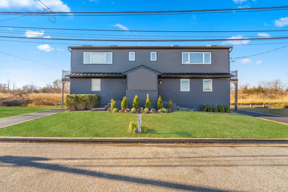 Exterior, Facade, Raised Ranch