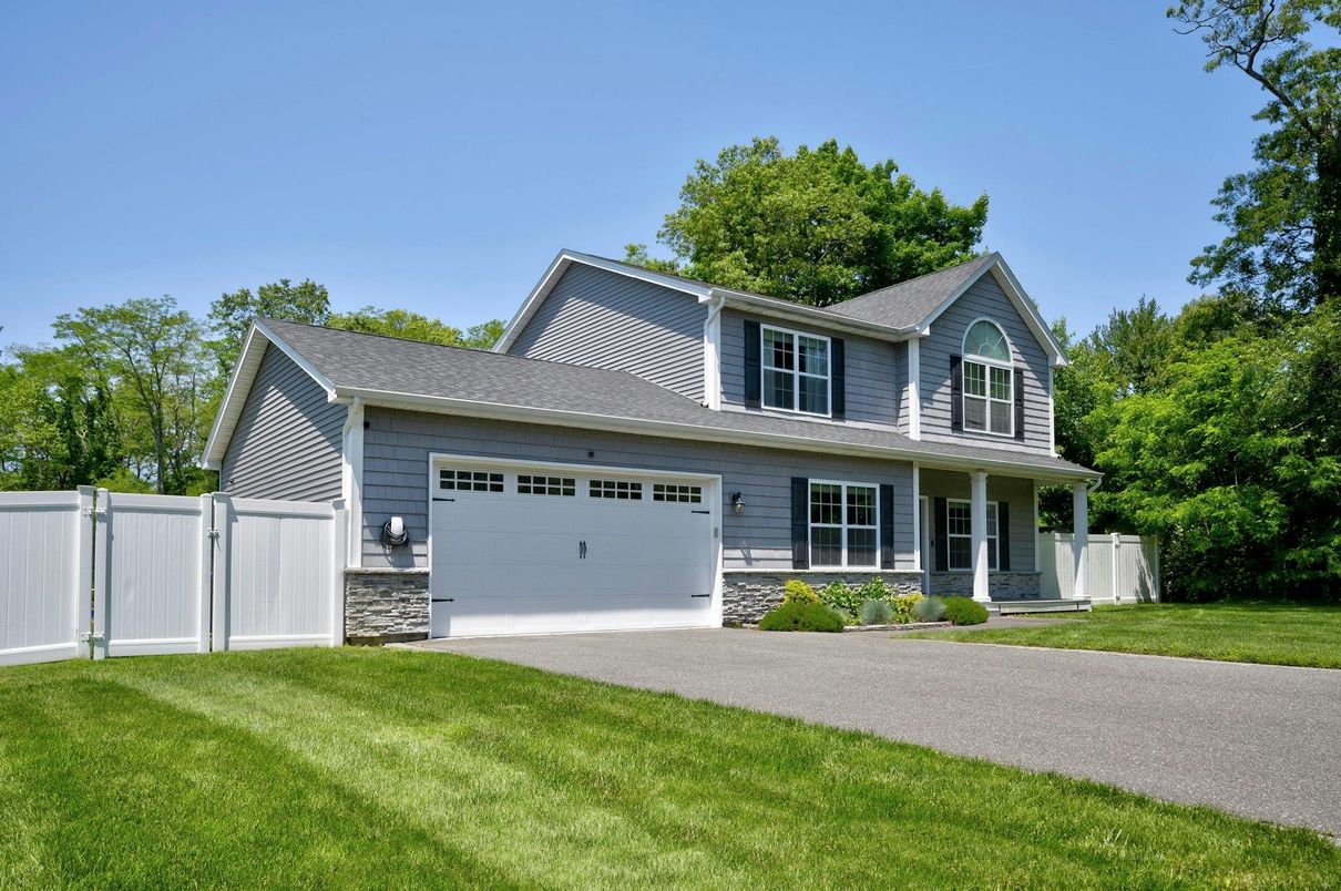 Attached, Exterior, Facade, Farmhouse