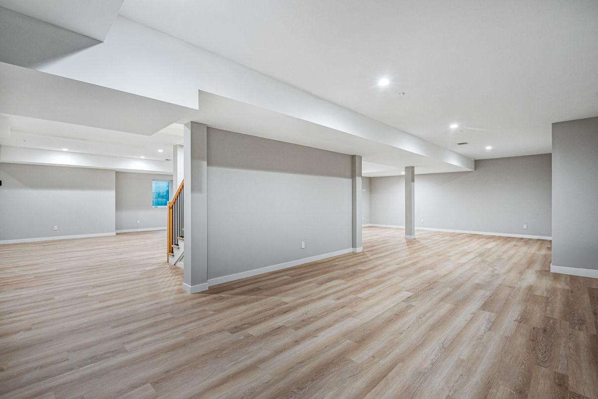 Empty room, Interior, Recessed Lighting, Wood Texture Flooring